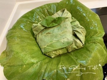 step12: 把包好的荷葉飯放上鮮荷葉，包好，開囗向下