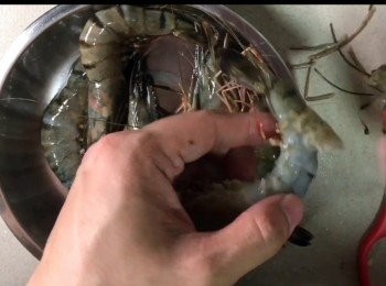 step2: 拔除蝦殼，但保留蝦頭及蝦尾
（如不明白請觀看YouTube影片中的示範）