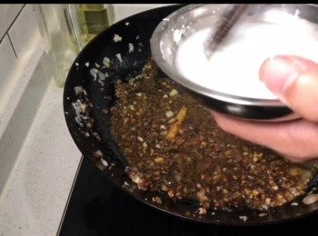 step9: 先加入清水50毫升，混合後煮滾醬汁，最後慢慢加入以調校好的生粉水，順時針攪拌醬汁至適合的浠杰程度即可