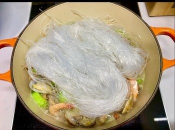 step8: 加入粉絲，煮至入味就食得啦！