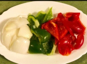 step1: 紅椒、青椒及洋蔥各半個，切小片備用。