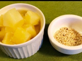 step2: 菠蘿粒及少許白芝麻。