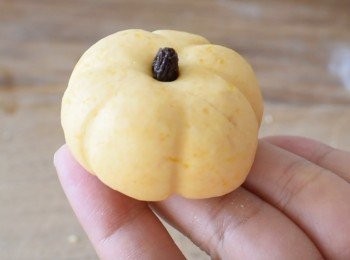 step5: 再用牙籤壓邊，做成南瓜型，再在中間頂部插上南瓜籽或葡萄乾