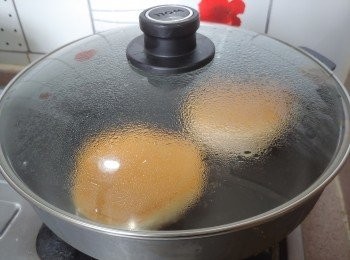 step10: 小心將班戟反轉； 同時在鑊兩邊各加進1湯匙水