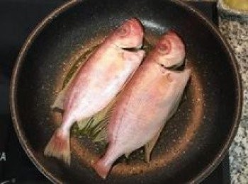 step3: 平底鍋中下少許油，放入魚乾煎；