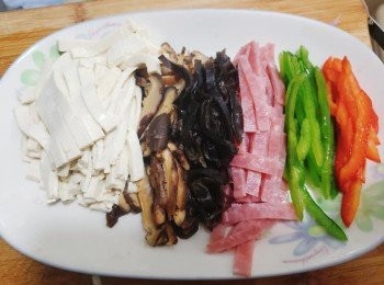 step1: 火腿，豆腐，冬菇，木耳。青紅辣椒切成細絲。