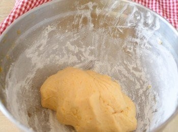 step3: 在南瓜泥內加入糯米粉、糖，拌勻成麵糰