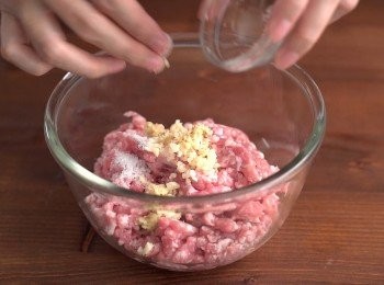 step1: 首先將豬絞肉與薑、蒜末、鹽巴、糖、白胡椒均勻混合並攪打出黏性。