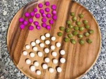 step9: 將糯米條分切後搓揉成湯圓；湯圓做好後放入冷凍庫冰凍冷藏；（搓湯圓時如果覺得乾，可將手沾濕後再揉）