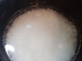 step1: 半杯米先用飯煲煮粥程序煮，只因我貪方唔想䏲火，所以用飯煲先煮，否則一開始時可用LC鍋/其他鍋煮粥也可。