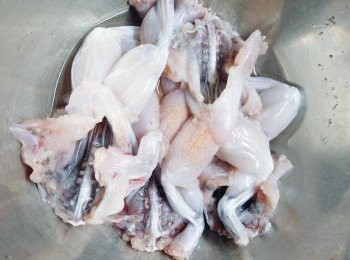 step1: 田雞徹底洗淨並用鹽抓洗，切件。 冬菇用水浸至軟身，瀝乾，去蒂，切絲。並保留冬菇水備用。元貝仔也浸至軟身，並保留元貝水備用。免治豬肉用適量的糖、生粉、生抽、麻油和水醃約15分鐘。