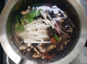 step4: 鍋置火上，倒入約1500ml水煲滾，然後將步驟1的材料全部倒入。輕手攪動，以免弄爛豆腐絲。