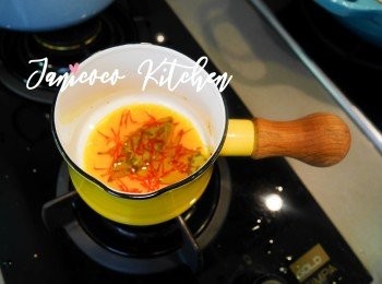 step7: 把番紅花和香葉水用小火加熱。出現水泡後關火。稍稍待涼後加入甜椒粉、雞汁、魚露、牛油拌勻成為已調味的番紅花水。