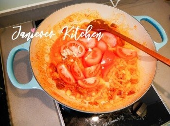 step12: 加入蕃茄和紅黃椒粒炒香，這時候蔬菜會出水，成為高湯。