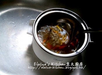 step7: 薏米煲1小時後加入橙皮絲拌勻熄火焗20分鐘