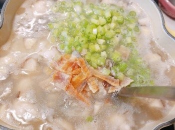 step10: 最後加入芫荽梗，唐芹粒和方魚肉略煮，試味(如有需要加鹽)。熄火後加入芫荽葉。享用時可加胡椒粉。