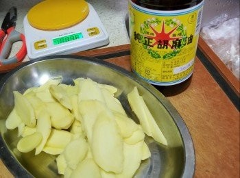 step1: 麻油薑片處理:先將薑刮去皮洗淨後用廚房紙索乾水份，然後切薄片待用(薑皮可以留起焗水飲或煲水沖涼用)