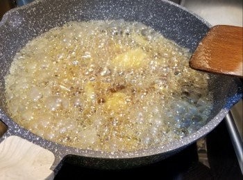 step3: 油滾後保持慢火,將薑片炸至金黃