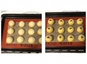 step8: 麵糰先掃上兩層蛋黃液，放上少少黑芝麻，排放在焗盤上