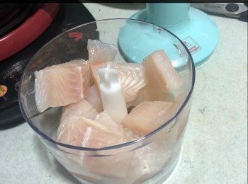 step2: 用攪拌機攪成魚蓉