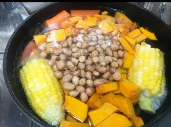 step3: 大火水滾後，加入所有材料。
蓋蓋，轉小火，煲約45分鐘。