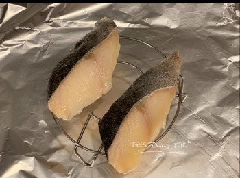 step4: 取出銀鱈魚扒，混合粟膠和醬油掃面，再放入焗爐中上層焗3分鐘至表面金黃色即成