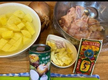 step1: <a href="https://bit.ly/3zHU5V3" target="_blank" data-keyword="雞翼" class="guide-link"><strong>雞翼</strong></a> <span style="display:inline-block;vertical-align:middle;margin-top:-3px;color:initial;border-radius:3px;padding:2px 3px;font-size:12px;line-height:14px;background:#87d300;color:#fff;">即買</span> 解凍，用一茶匙麻油、一湯匙生抽、一茶匙黃糖、一湯匙紹興酒、少許胡椒粉及一茶匙粟粉醃30分鐘！洋蔥薯仔切大粒備用！薯仔切粒後可用水浸泡一會兒！