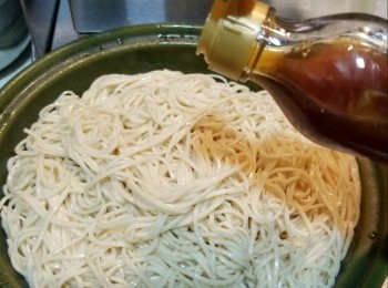 step7: 再將薑片麻油拌勻,加入喜歡的菜及薑片,麵可以灑上黑芝麻食用會更香.....