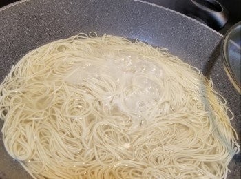 step6: 麵處理:水滾後加1-2茶匙鹽,加入麵條水滾起計煮約6分鐘,熄火焗一焗麵條,然後隔去水份(有些麵是需要過冷河,是需要用凍滾水沖去粉質)