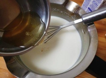 step5: 倒入魚膠粉溶液攪勻。