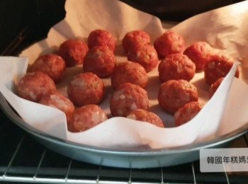 step7: 把肉丸放入已預熱焗爐180C焗大約30分鐘