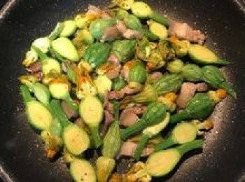 step6: 加入鹽、黑胡椒粉翻炒；