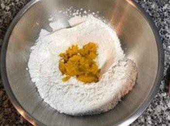 step4: 秤入50g的南瓜泥拌勻；