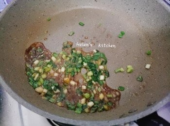 step6: 倒入生抽即時熄火，淋在已煎好的三文魚扒上即成。