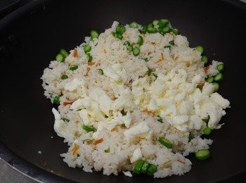 step6: 下蛋白粒及適量糖鹽調味，兜炒均勻便可上碟