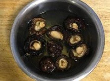 step2: 用冷水泡軟；香菇水需留下來滷肉燥喔！