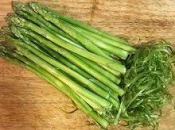 step2: 蘆筍將頭部較粗的用手折斷不用； 再用刨刀輕輕去皮後洗淨；並整理ㄧ下後用刀將頭部切齊；