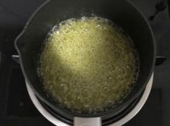 step5: 取小鍋將無鹽奶油煮滾；