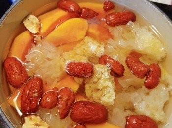 step2: 煮滾水，先放入紅棗和南北杏煮約25分鐘，之後加入木瓜/石蜂糖和雪耳煮20分鐘便成。 。