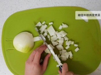 step2: 將蒜頭切碎，洋蔥切粒。