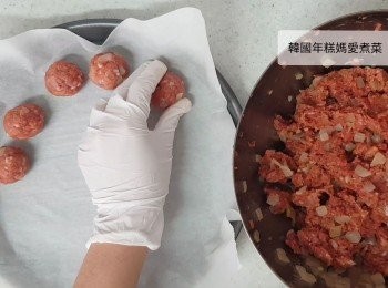 step6: 將肉搓成球狀，然後放在鋪了牛油紙的焗盤上