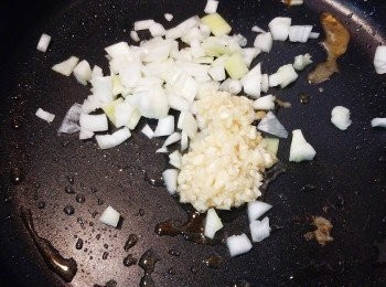 step4: 原鑊下蒜蓉和洋蔥碎炒至香。