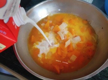 step7: 离火稍放凉后倒入容器内。加入牛奶