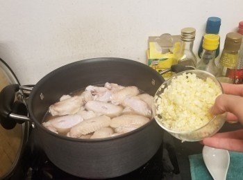 step6: 再倒指天椒、蒜蓉、冰糖，蓋蓋中火煮20分鐘後再轉細火煮10分鐘

最後加少許魚露，再焗多5分鐘即完成