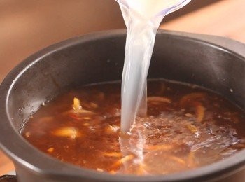 step3: 再來加入高湯、味噌煮滾。