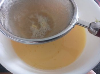 step2: 全蛋發勻後加入鮮奶拌勻，再混合糖水拌勻，蛋漿過篩兩次備用。