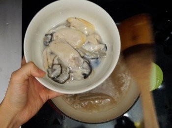 step6: 之後加入廣島蠔，不再攪拌，加蓋煮3-5分鐘至蠔熟