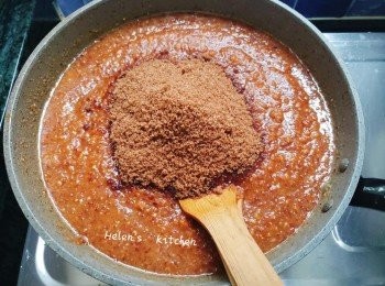 step8: 將打好的薑棗泥倒入不粘鍋中，加入黑糖。