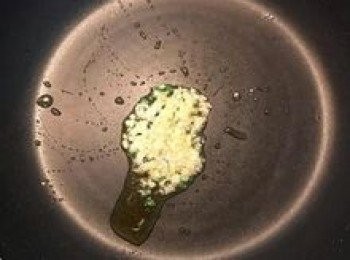 step5: 取另一不沾小鍋，放少許橄欖油，炒香蒜頭；