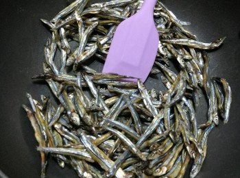 step3: 慢火烤乾魚乾，不斷翻炒。